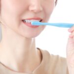 歯磨きをする女性