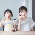 歯磨きをする親子