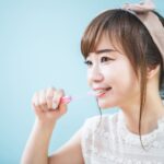 歯を磨く女性